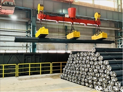 通鋼產(chǎn)品正在裝車。人民網(wǎng) 謝瑩攝