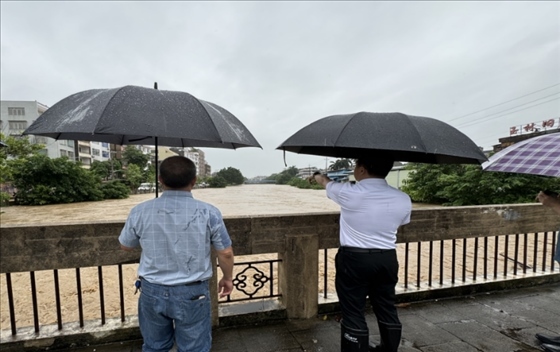 工作組在防汛一線開展工作。受訪者供圖