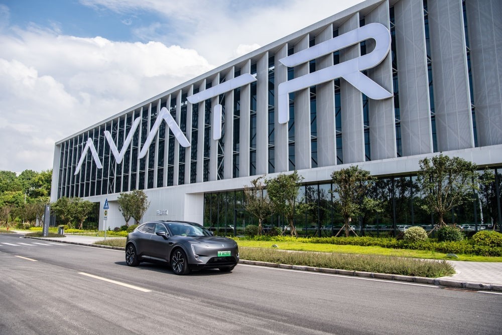 一輛新能源汽車在重慶市江北區(qū)行駛（2023年7月20日攝）。新華社記者 唐奕 攝