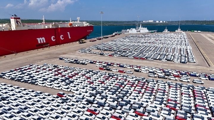 這是2024年3月28日拍攝的斯里蘭卡漢班托塔港（無人機照片）。漢班托塔港是中斯共建“一帶一路”重點合作項目，位于斯里蘭卡南端，是一座綜合性人工深水海港，許多往來亞洲、歐洲、非洲的貨船在此經(jīng)過。新華社記者 徐欽 攝