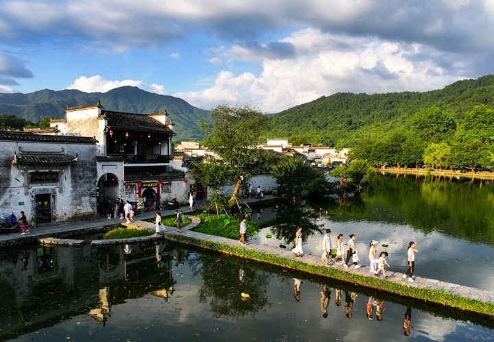 游客在安徽省黃山市黟縣宏村游玩（2024年7月7日攝）。新華社記者 杜宇 攝