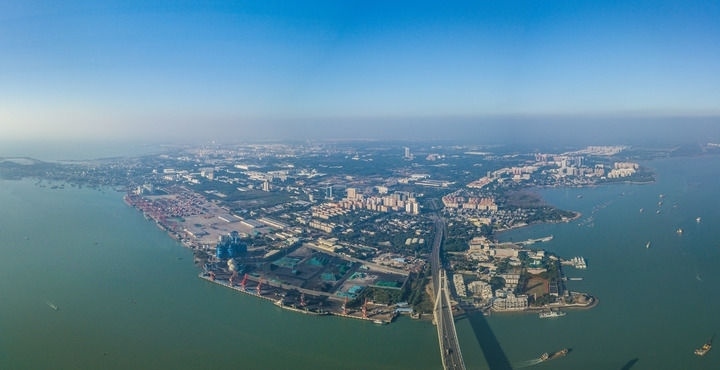 海南自貿港重點園區(qū)——洋浦經(jīng)濟開發(fā)區(qū)（2023年12月31日攝，無人機全景照片）。新華社記者 蒲曉旭 攝