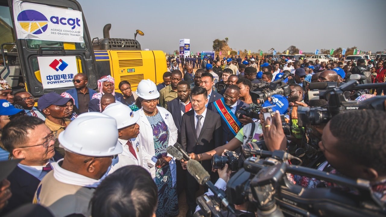 剛果（金）當(dāng)?shù)孛襟w采訪出席開工儀式的有關(guān)負(fù)責(zé)人。中鐵資源集團供圖