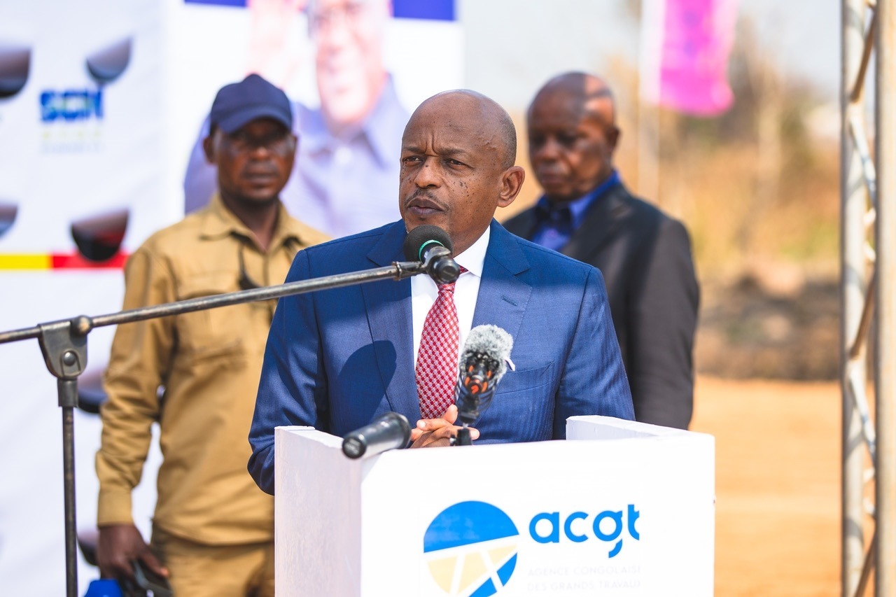 剛果（金）國務(wù)部長兼基礎(chǔ)設(shè)施和公共工程部長穆武尼在開工儀式上致辭。中鐵資源集團供圖