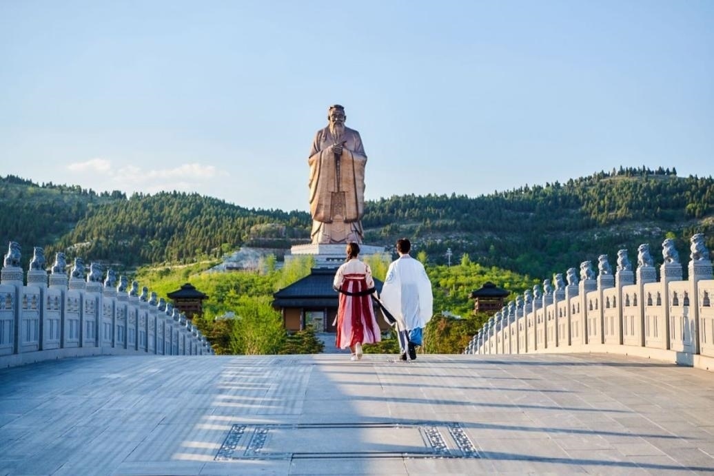 游客漫步尼山圣境領(lǐng)略古脈綿長。人民網(wǎng) 喬姝攝