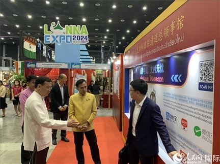 7月9日，中國駐清邁總領(lǐng)事陳海平與清邁副府尹威拉蓬等共同參觀以“暢游中國、支付無憂”為主題的中國展位。人民網(wǎng)記者章念生攝