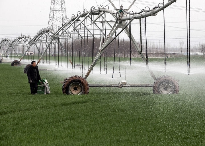 2024年3月18日，在河南省焦作市博愛縣孝敬鎮(zhèn)東原莊村瑞輝家庭農(nóng)場，村民使用全自動指針式噴灌機(jī)進(jìn)行澆灌作業(yè)。新華社發(fā)（程全攝）