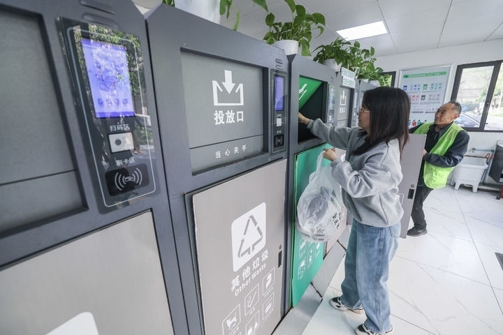 2024年4月10日，在浙江省湖州市吳興區(qū)飛英街道新華府小區(qū)內(nèi)，居民在垃圾分類智能系統(tǒng)的指導(dǎo)下進(jìn)行垃圾分類投放，居民的投放情況將實時匯總到智慧服務(wù)平臺，會有相應(yīng)的積分獎勵。新華社記者 徐昱 攝