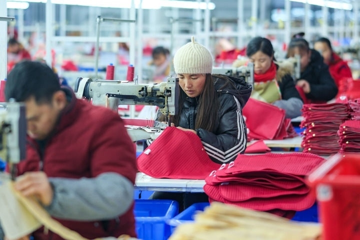 2024年1月18日，社區(qū)居民在紅安社區(qū)的鄉(xiāng)村振興就業(yè)車間工作。紅安社區(qū)是由易地搬遷安置區(qū)單獨成立的新社區(qū)，位于湖南省湘西土家族苗族自治州鳳凰縣禾庫鎮(zhèn)。新華社記者 張鋮 攝