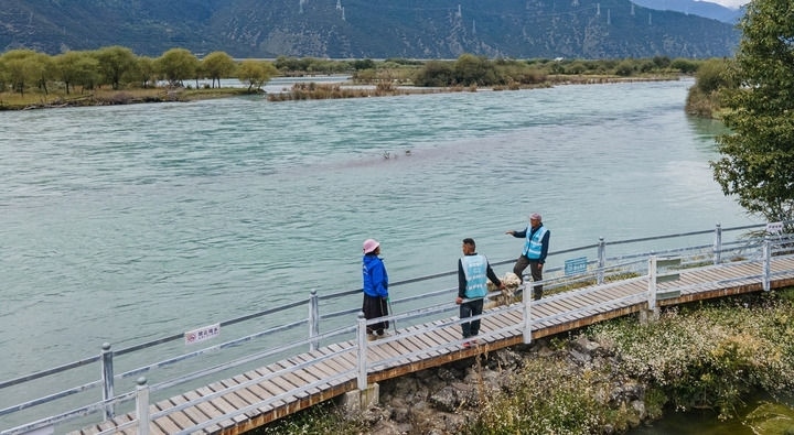 西藏雅尼國家濕地公園管護(hù)員在巡護(hù)途中小憩（無人機(jī)照片，2023年9月8日攝）。新華社記者 丁增尼達(dá) 攝