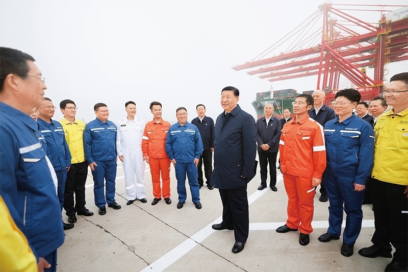 2024年5月22日至24日，中共中央總書記、國(guó)家主席、中央軍委主席習(xí)近平在山東考察。這是22日下午，習(xí)近平在日照港親切慰問(wèn)港口科技工作者、運(yùn)營(yíng)人員、航運(yùn)人員。 新華社記者 鞠鵬/攝
