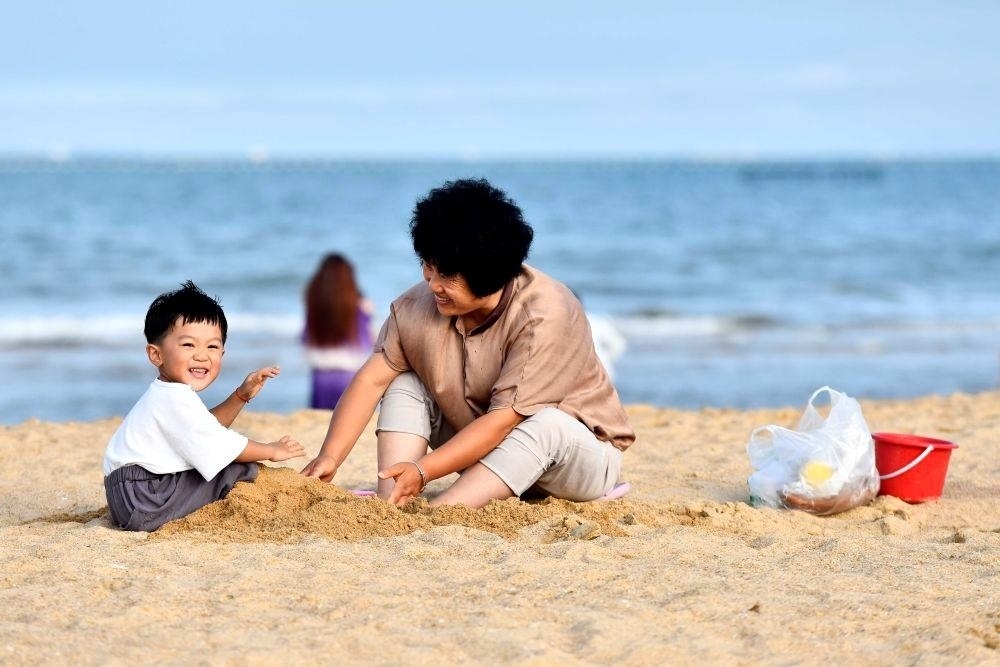 △山東日照陽光海岸綠道沙灘一角。近年來，日照還海于民、還景于民，在保留松林、沙灘、礁石和濕地資源的基礎(chǔ)上，修復(fù)整治生態(tài)岸線，打造出一條長約28公里的陽光海岸綠道，吸引眾多市民游客度假休閑。