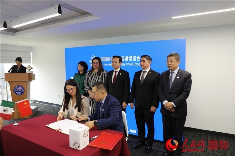 與會(huì)嘉賓簽署關(guān)于共同促進(jìn)墨西哥企業(yè)參加第二屆鏈博會(huì)合作備忘錄。人民網(wǎng) 埃內(nèi)斯托·多明戈斯攝