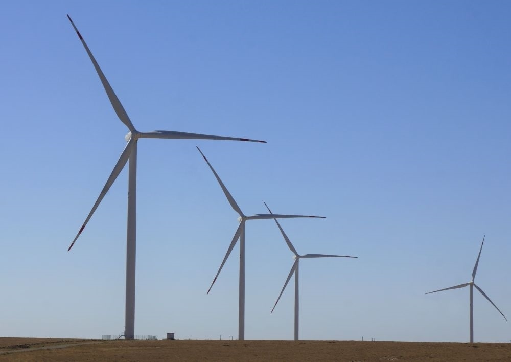 這是中哈合作的哈薩克斯坦札納塔斯100兆瓦風(fēng)電項(xiàng)目（2022年9月13日攝）。新華社發(fā)（德米特里·瓦西連科 攝）