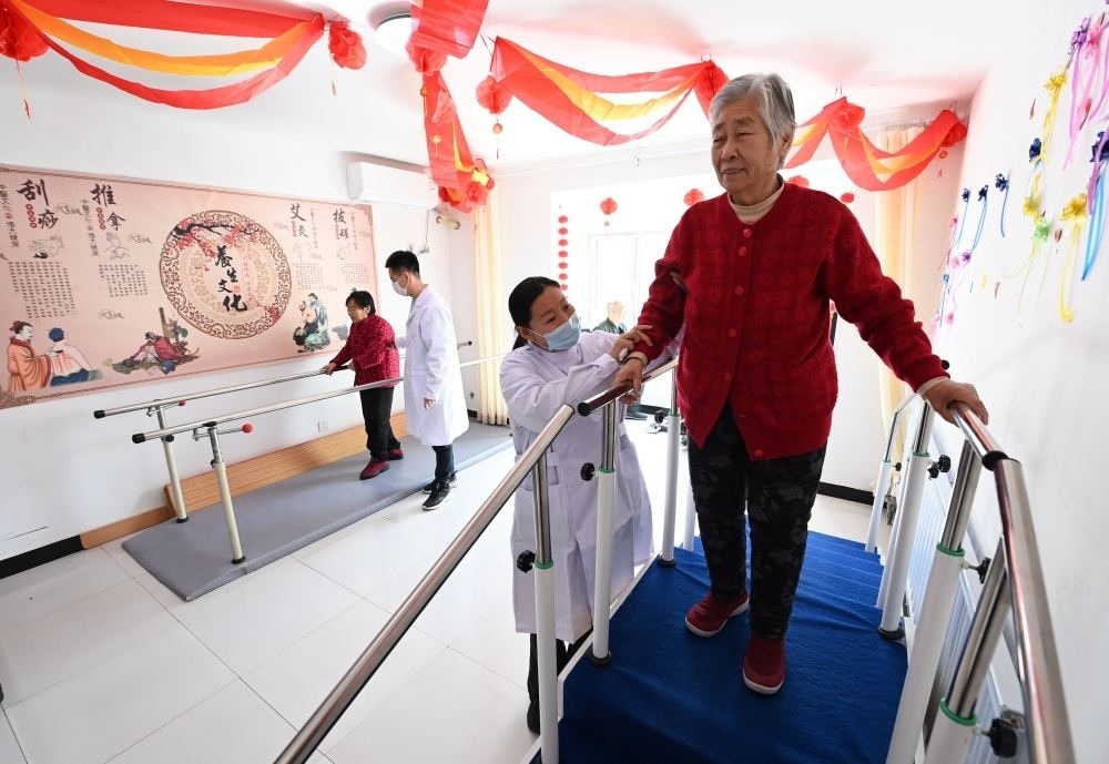 在河北省香河縣安平鎮(zhèn)運(yùn)河新村醫(yī)養(yǎng)中心，老年人在進(jìn)行康復(fù)訓(xùn)練（2024年2月29日攝）。新華社記者 王曉 攝