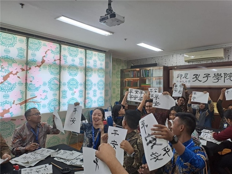 警察學(xué)員們展示書法學(xué)習(xí)成果?；顒又鬓k方供圖