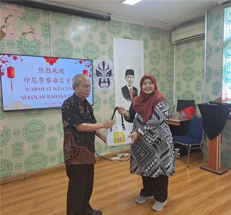 拉哈尤·蘇珊蒂與穆尼交換禮品?；顒又鬓k方供圖