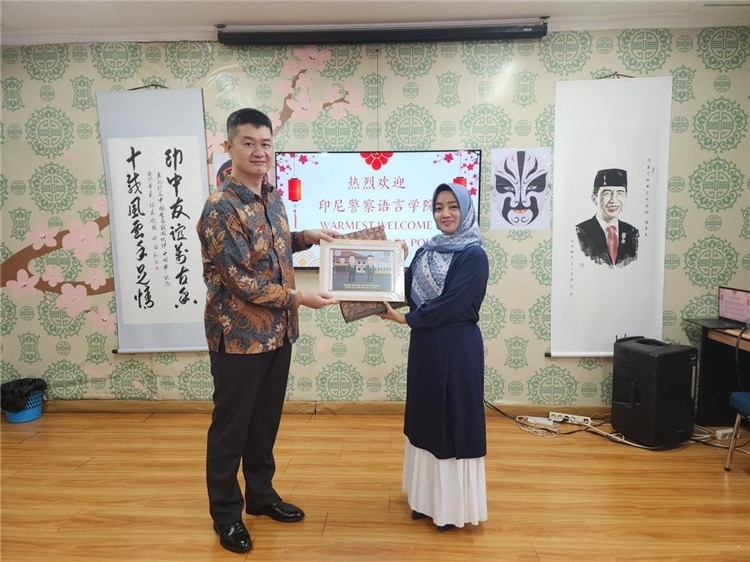 警察語言學(xué)院老師與王大昕交換禮品?；顒又鬓k方供圖