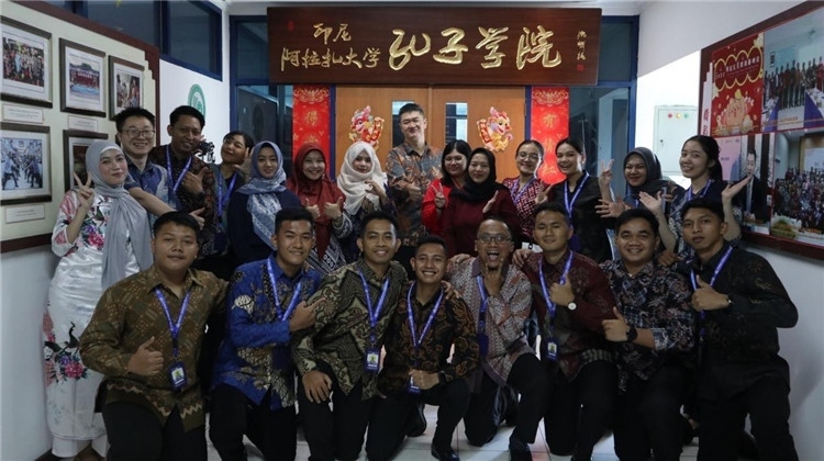 警察 學(xué)員們在孔院門口合影?；顒又鬓k方供圖