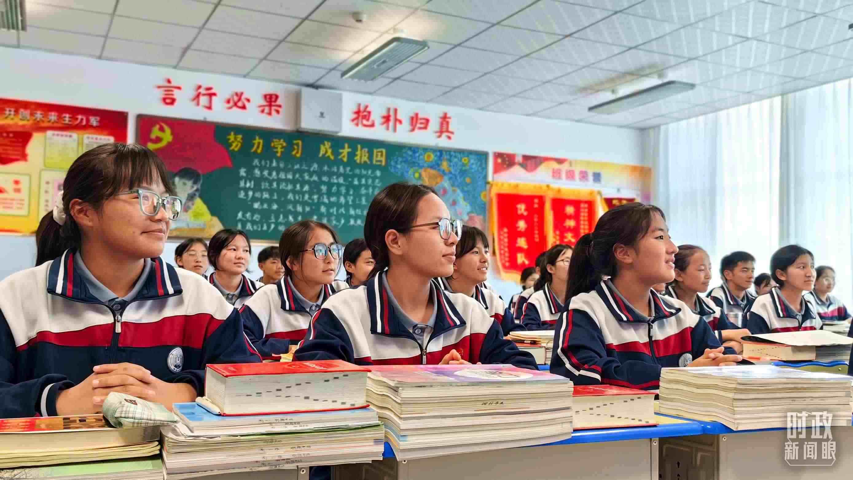 △果洛西寧民族中學(xué)高一（1）班的“新時代、新家鄉(xiāng)”主題思政課。（總臺央視記者段德文拍攝）