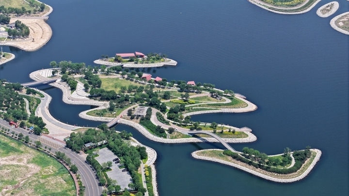 這是2024年6月28日拍攝的天津市濱海新區(qū)南灣公園一景（無(wú)人機(jī)照片）。新華社記者 李然 攝