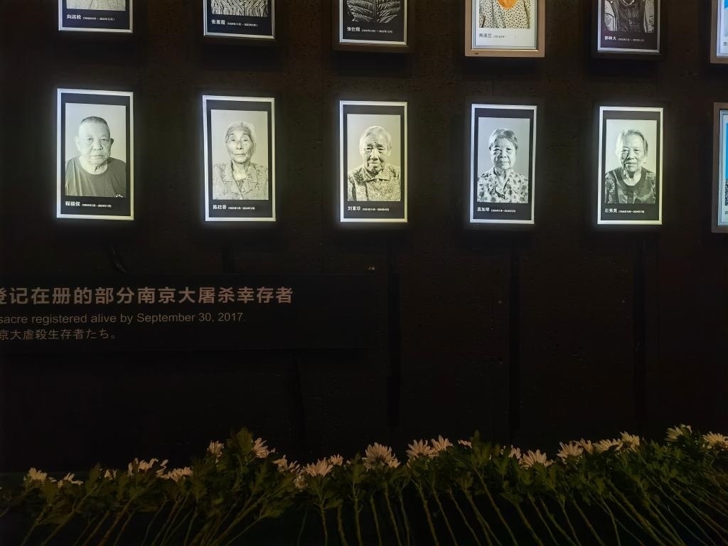 7月18日，侵華日軍南京大屠殺遇難同胞紀(jì)念館內(nèi)舉行“熄燈”悼念儀式，為今年離世的5位幸存者老人送行。新華社記者邱冰清 攝