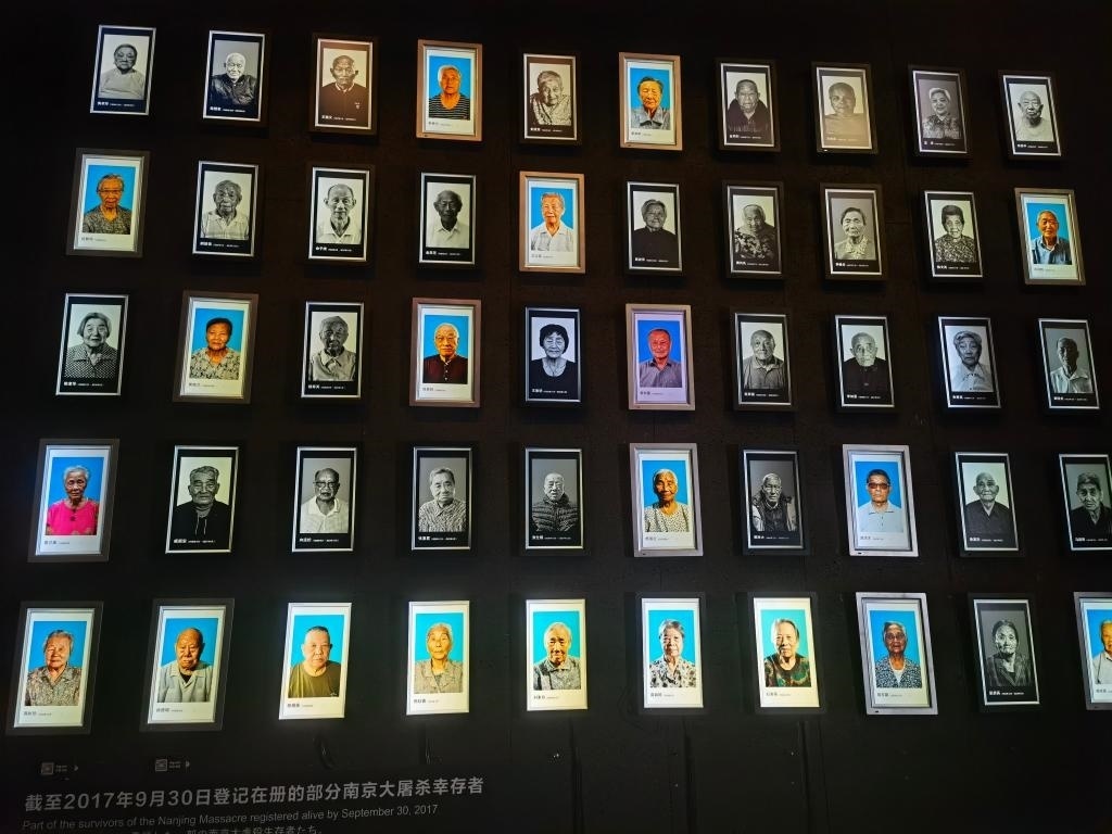 侵華日軍南京大屠殺遇難同胞紀(jì)念館內(nèi)的幸存者照片墻局部。新華社記者邱冰清 攝