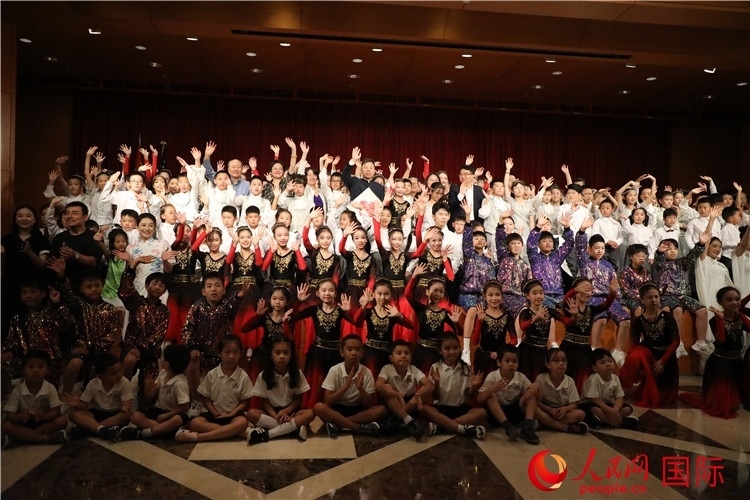 中美青少年藝術(shù)交流匯演活動結(jié)束后，嘉賓們與學(xué)生們合影。人民網(wǎng)記者 李志偉攝