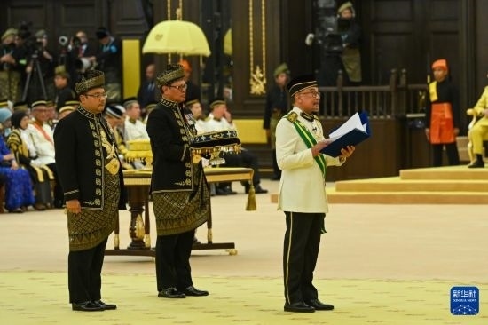  7月20日，馬來西亞總理安瓦爾（右）在吉隆坡出席最高元首登基儀式。新華社發(fā)（馬來西亞新聞局供圖）