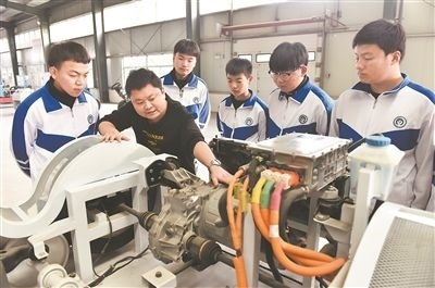 河北省威縣職業(yè)技術教育中心老師正在為學生講解電動汽車數(shù)字技術。新華社記者 朱旭東攝