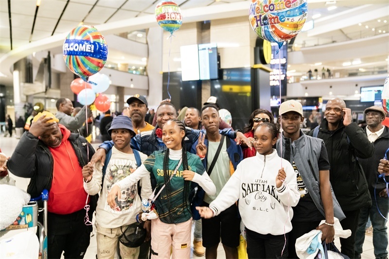 家長們熱情歡迎從中國歸來的學生。希拉茲·莫林攝