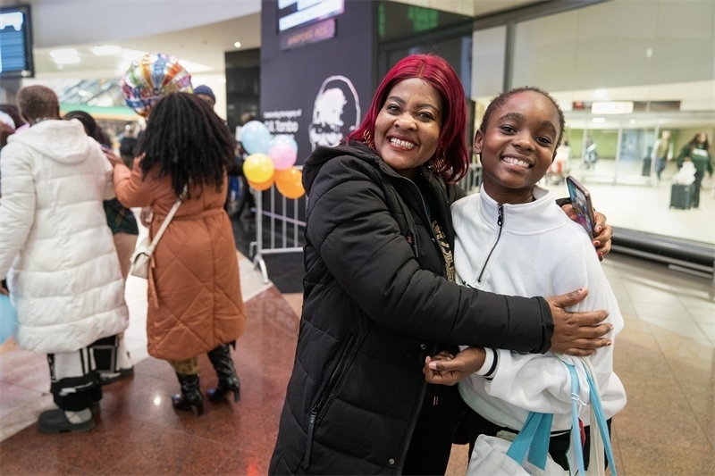 學生與家長相擁歡慶。希拉茲·莫林攝