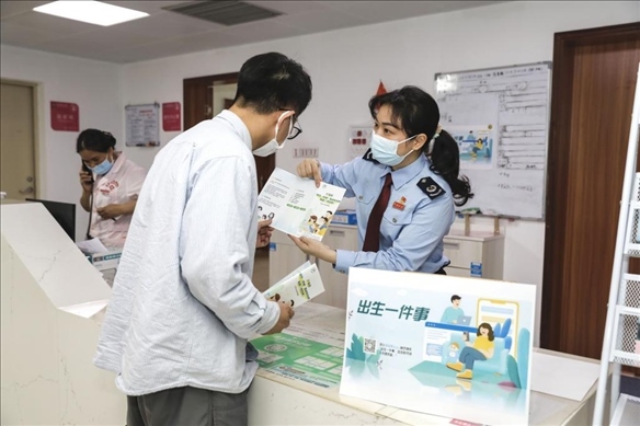 志愿者為葉先生介紹新生兒相關(guān)服務(wù)。云浮市稅務(wù)局供圖