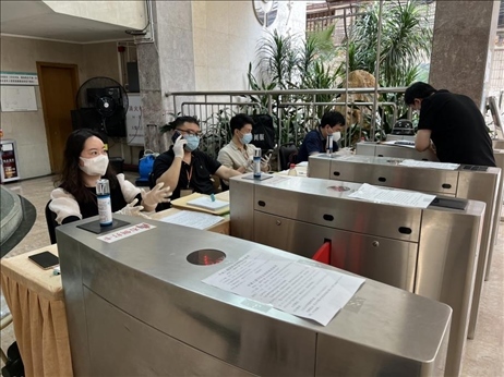 廣州市越秀區(qū)教育局現(xiàn)場(chǎng)審核返區(qū)生辦理材料，采用“提前網(wǎng)上預(yù)約、現(xiàn)場(chǎng)分批辦理”的方式進(jìn)行。廣州市越秀區(qū)教育局供圖