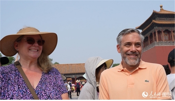 圖為來(lái)自美國(guó)拉斯維加斯的游客格雷琴·拉森 （Gretchen Larsen）（左）和她的丈夫埃里克·拉森（Eric Larsen）（右）。人民網(wǎng)記者 吳超嵐攝