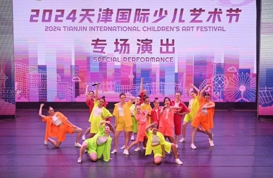 7月22日，來自俄羅斯的舞蹈團(tuán)演員在藝術(shù)節(jié)上展演。新華社記者 趙子碩 攝