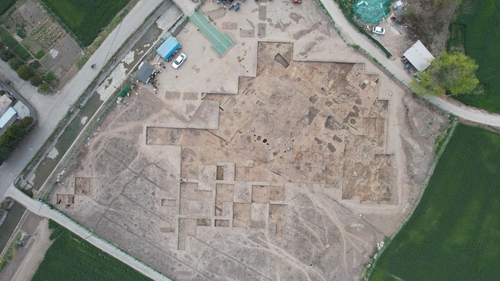 這是2024年3月23日拍攝的四川省廣漢市三星堆遺址發(fā)掘區(qū)（無人機(jī)照片）。新華社發(fā)（四川省文物考古研究院供圖）