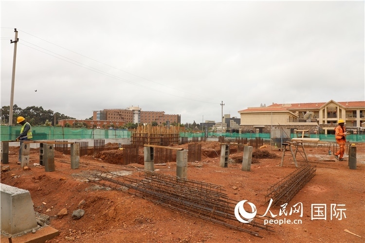 圖為孔子學(xué)院項目施工現(xiàn)場。人民網(wǎng)記者 沈小曉攝。