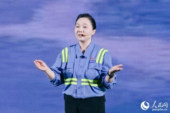 黃英紅講述在互聯(lián)網(wǎng)“種地”的故事。人民網(wǎng)攝