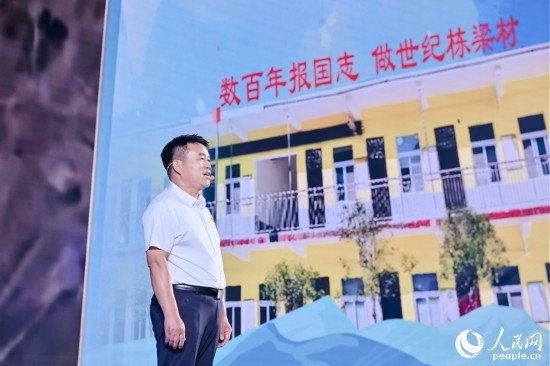 張玉滾分享用一根扁擔送孩子們走出大山的故事。人民網(wǎng)攝