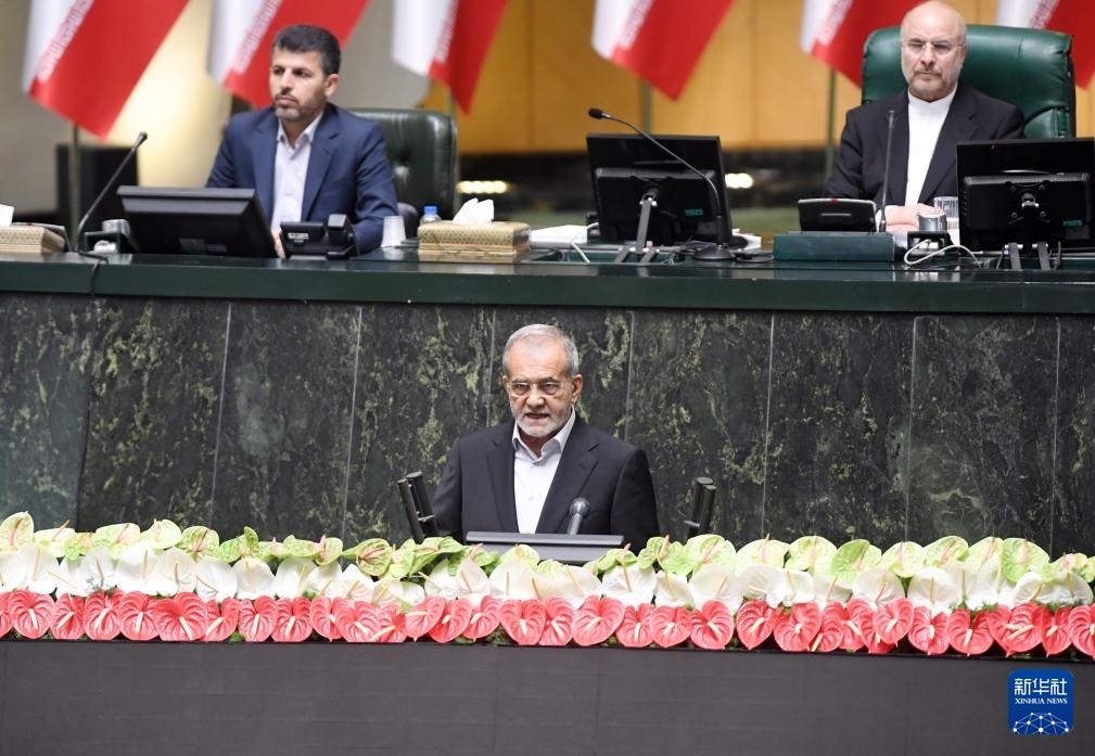 7月30日，佩澤希齊揚（前）在伊朗德黑蘭的伊朗議會宣誓就任伊朗總統(tǒng)后發(fā)表就職演說。新華社記者 沙達提 攝