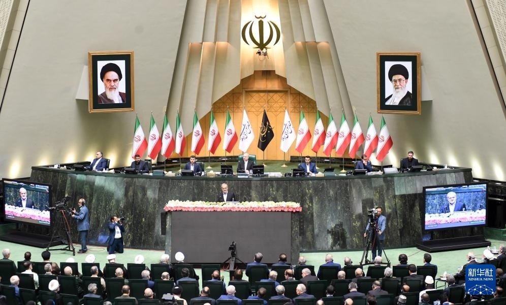 7月30日，佩澤希齊揚（中）在伊朗德黑蘭的伊朗議會宣誓就任伊朗總統(tǒng)后發(fā)表就職演說。新華社記者 沙達提 攝