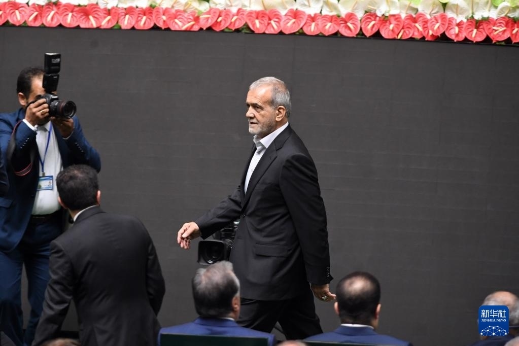 7月30日，在伊朗德黑蘭的伊朗議會，佩澤希齊揚（中）抵達總統(tǒng)就職典禮現(xiàn)場。新華社記者 沙達提 攝