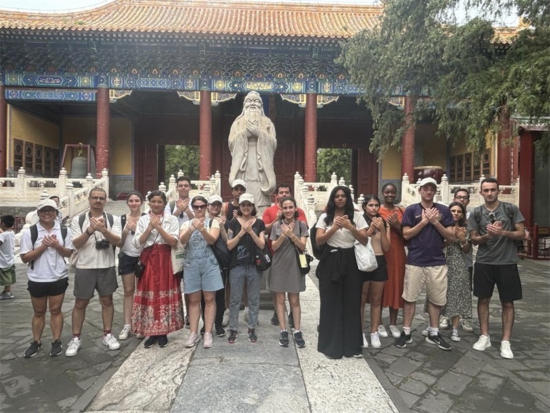 在中國和巴西共迎兩國建交50周年之際，巴西圣保羅州立大學孔子學院今年7月成功組織多批、近40名巴西青少年來華進行短期訪問交流，圖為訪問團成員參加文化體驗活動。 巴西圣保羅州立大學孔子學院供圖