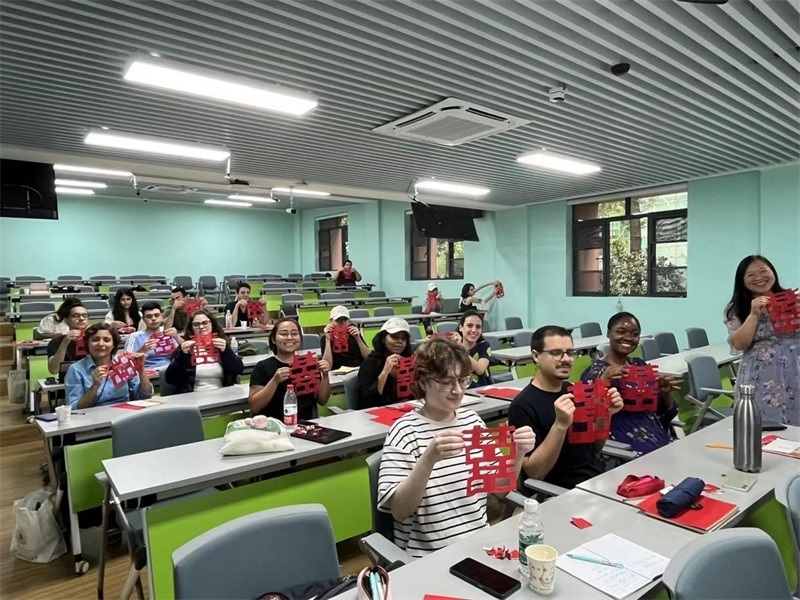 在中國和巴西共迎兩國建交50周年之際，巴西圣保羅州立大學孔子學院今年7月成功組織多批、近40名巴西青少年來華進行短期訪問交流，圖為訪問團成員參加文化體驗活動。 巴西圣保羅州立大學孔子學院供圖