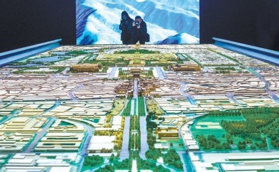 首都博物館“輝煌中軸”展廳內(nèi)，十六米長(zhǎng)的中軸線沙盤(pán)，配以立體投影技術(shù)，展現(xiàn)北京中軸線之壯美。 本報(bào)記者 武亦彬攝