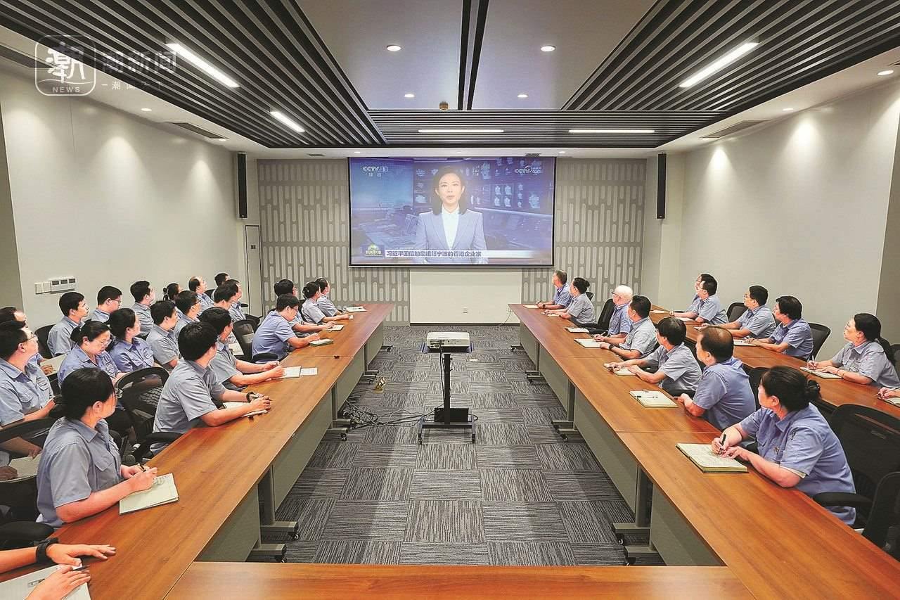 2024年8月1日晚，寧波永新光學(xué)股份有限公司員工集體觀看央視《新聞聯(lián)播》關(guān)于國家主席習(xí)近平給包陪慶、曹其鏞等祖籍寧波的香港企業(yè)家回信的報(bào)道。潮新聞?dòng)浾?賀元?jiǎng)P 彭鵬 周旭輝 攝