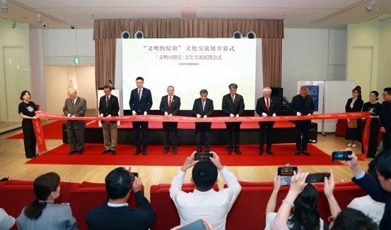 中外嘉賓共同為“文明的綻放”文化交流展開幕式剪彩。中國外文局國際傳播發(fā)展中心供圖