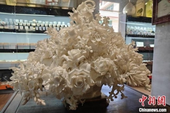 福建德化陶瓷以“白”見長，因白如雪、明如鏡、薄如紙、聲如磬、潤如玉而享譽世界。 吳冠標 攝