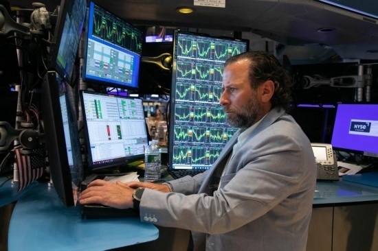 5月3日，交易員在美國紐約證券交易所交易大廳工作。新華社發(fā)（郭克攝）